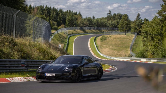 Bild für Artikel mit dem Titel Porsche vernichtet Teslas EV-Ring-Rekord mit dem neuen, auf die Rennstrecke ausgerichteten Taycan